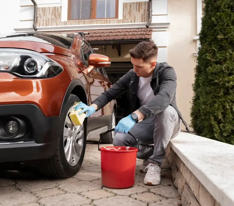 Lavage auto à domicile Pontoise : professionnel intervenant sur un véhicule